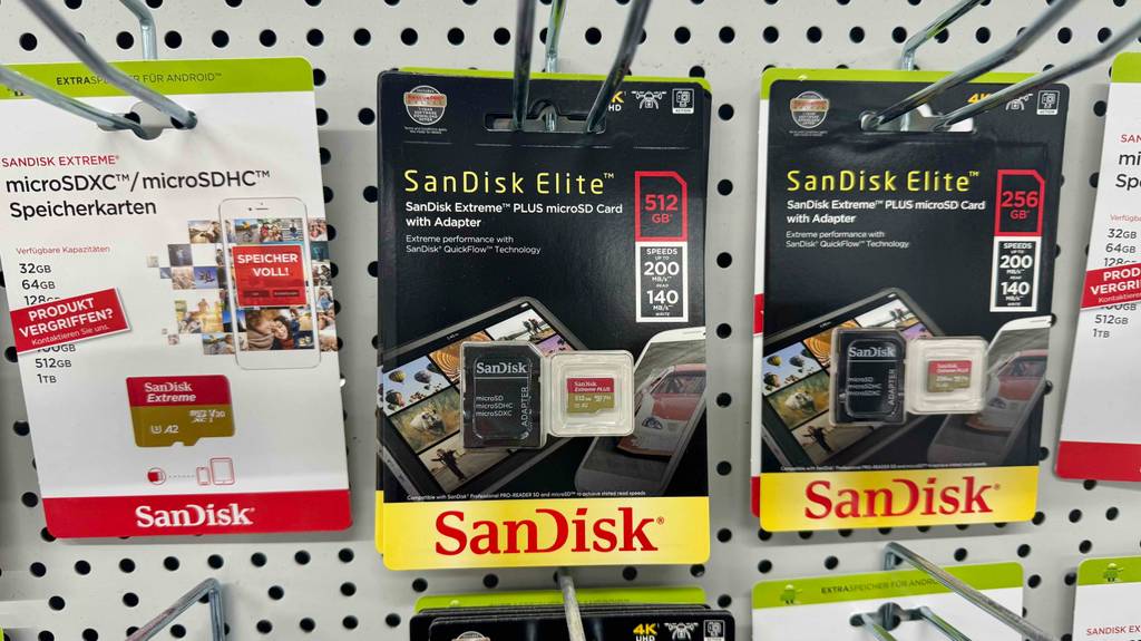 Im Test: Mehrere MicroSD 512 GB hängen nebeneinander in einem Regal.