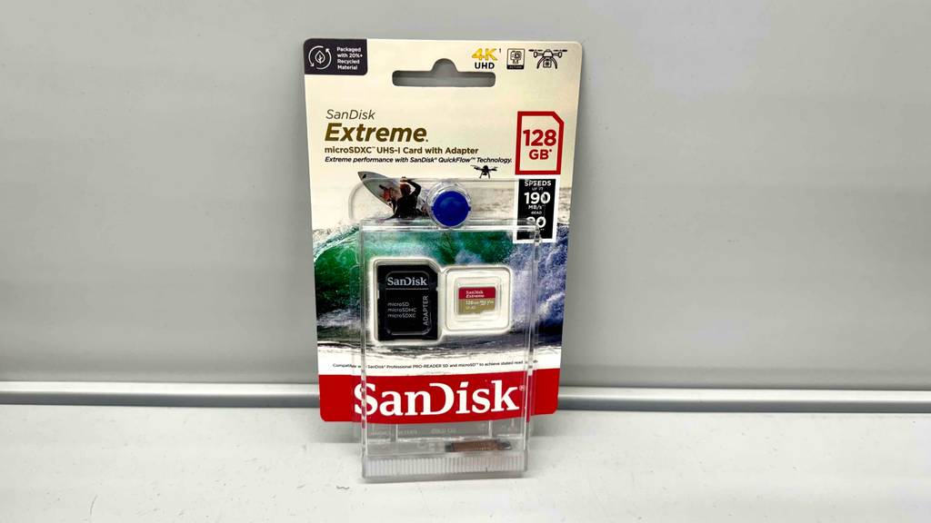 Getestet: Eine Micro SD-128 GB Karte von SanDisk lehnt in der Verpackung an einer weißen Wand.
