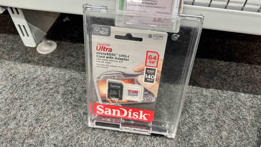 Micro SD-64 GB Test: Eine verpackte Karte lehnt an einem Verkaufsregal.