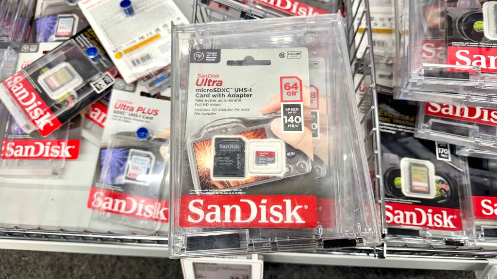 Im Test: Eine Micro SD-64-GB-Karte liegt auf weiteren Modellen in einem Verkaufsregal.