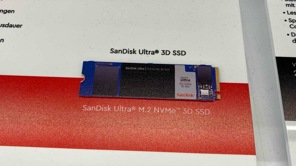 Eine getestete SSD (500GB) von oben auf einer Infotafel befestigt.