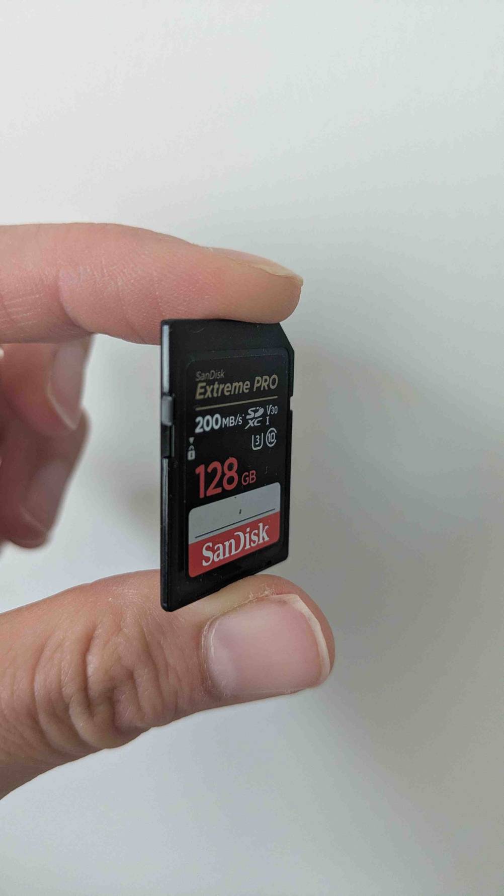 Eine Hand hält die getestete SanDisk-SSD leicht seitlich.