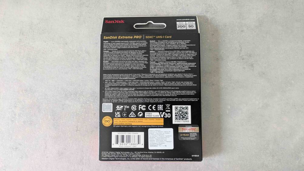 Die Rückseite der Originalverpackung auf einer hellen Fläche.