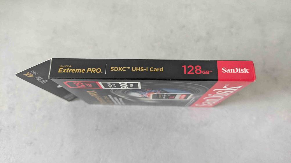 SanDisk-SSD im Test: Die Originalverpackung von der Seite.
