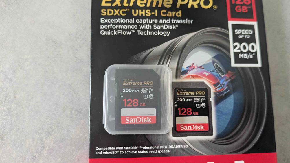 Auf der Originalverpackung liegt die getestete SanDisk-SSD in einer Plastikhülle.