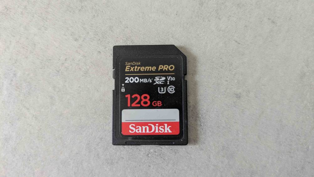 Auf einer hellen Fläche liegt die SanDisk-SSD im Test.
