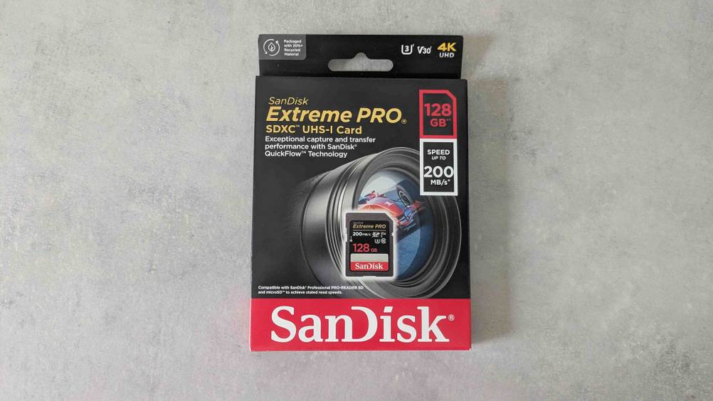 Die Originalverpackung der SanDisk-SSD im Test auf einer hellen Fläche.