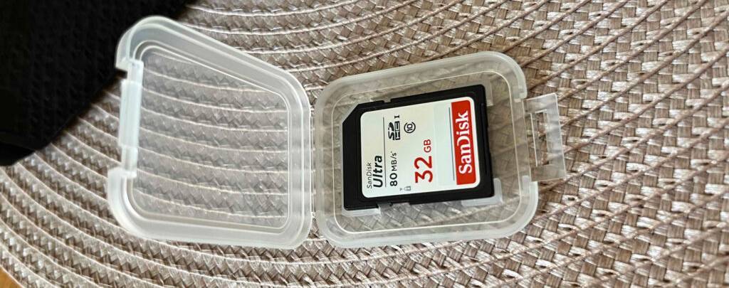 Eine geöffnete Aufbewahrungsbox aus durchsichtigem Kunststoff enthält eine 32-GB-SD-Karte im Test.