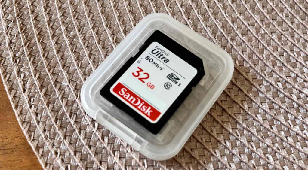 Nahaufnahme der transparenten Aufbewahrungsbox mit der 32-GB-SD-Karte im Test.