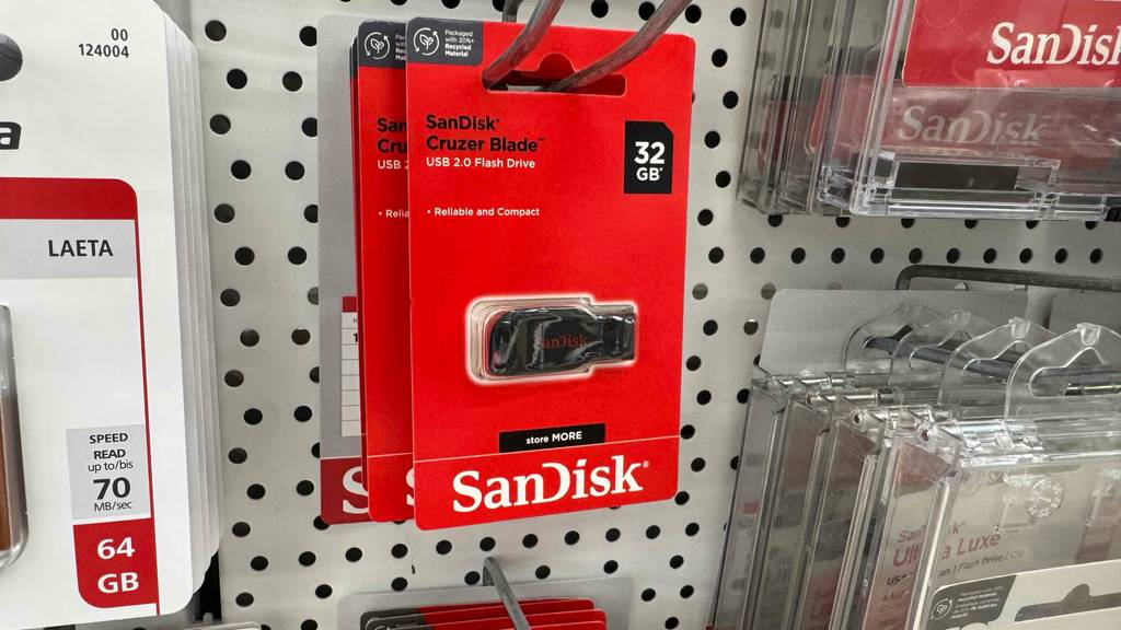 Im Test: ein USB-Stick mit 32 GB Speicherplatz in seiner roten Originalverpackung.