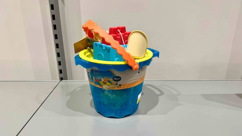Das Sandkasten-Spielzeug im Test auf einer hellen Fläche.