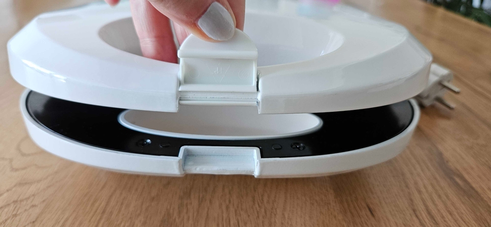 Im Test: Nahaufnahme wie eine Hand den Sandwichmaker öffnet.