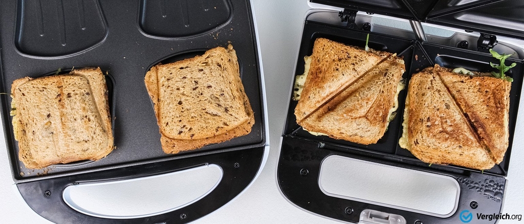 Sandwichmaker-Test: Zwei Sandwichmaker stehen mit belegten Sandwiches nebeneinander.