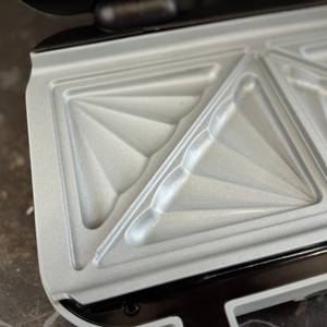 Detailansicht der Muster der Heizplatten des getesteten Sandwichmakers von Breville.