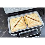 Im getesteten Sandwichmaker von Breville liegen zwei fertige Sandwiches.