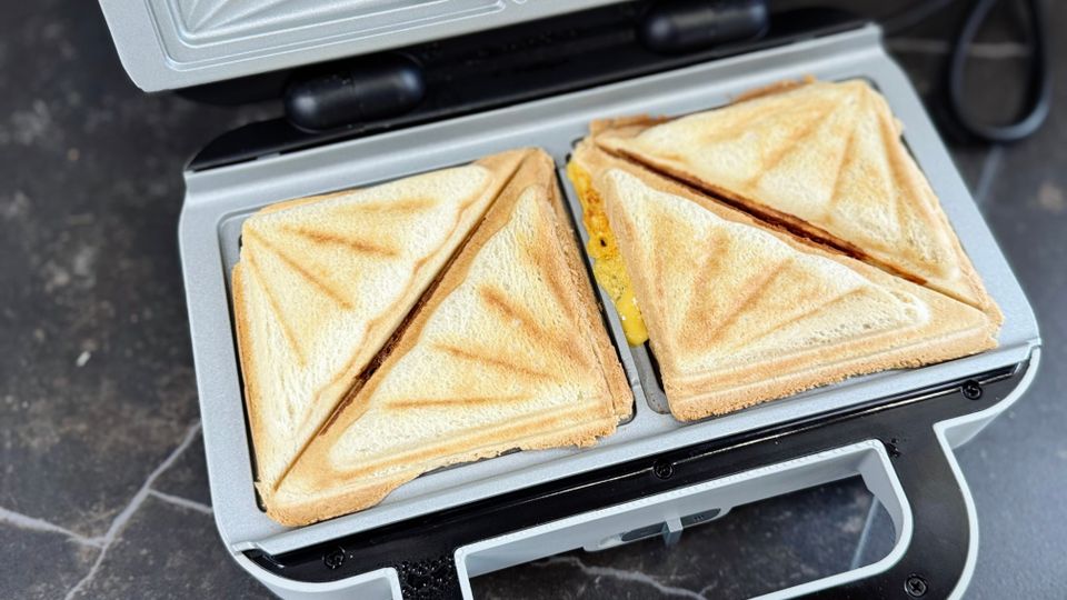Im getesteten Sandwichmaker von Breville liegen zwei fertige Sandwiches.