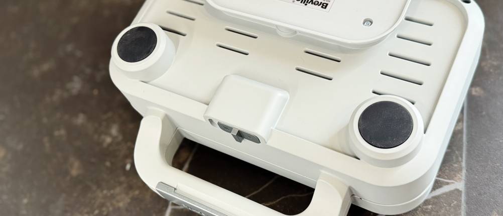 Der getestete Sandwichmaker von Breville liegt auf dem Kopf und die Unterseite ist zu sehen.