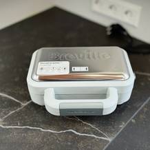 Sandwichmaker-Test: Der getestete Sandwichmaker von Breville steht auf einer dunklen Arbeitsfläche.