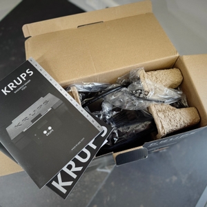 Der getestete Sandwichmaker von Krups wird ausgepackt.