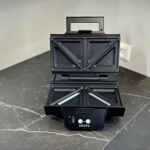 Sandwichmaker-Test: Der Krups-Sandwichmaker steht geöffnet auf einer dunklen Arbeitsfläche.