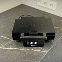 Sandwichmaker-Test: Der getestete Sandwichmaker von Krups steht auf einer dunklen Arbeitsfläche.