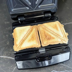 Im getesteten Sandwichmaker von Tefal liegen zwei fertige Sandwiches.