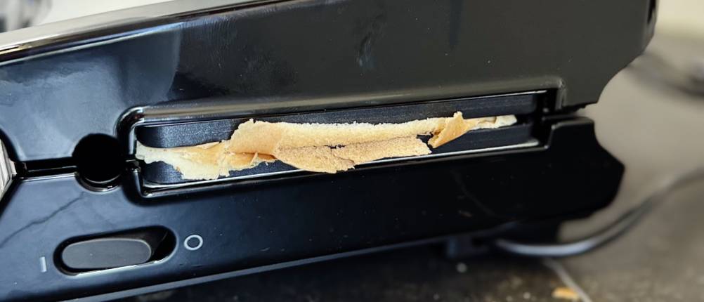 Aus dem getesteten Sandwichmaker von Tefal ragt seitlich etwas Toast heraus.
