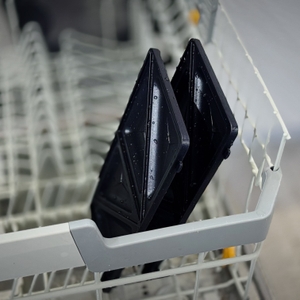 Zwei Wechselplatten des Tefal-Sandwichmakers stehen in einer geöffneten Spülmaschine.