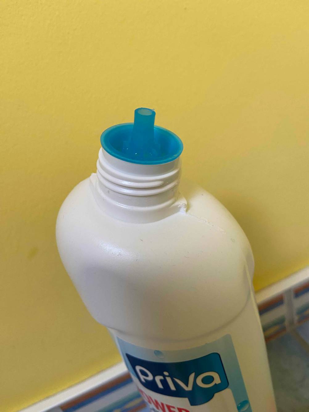 Sanitärflüssigkeit getestet: Nahaufnahme des Ausgießers.