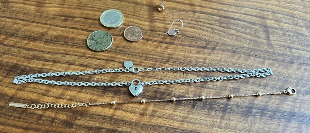 Schmuck und Münzen auf einem Tisch