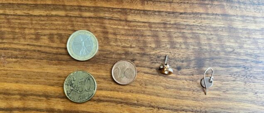 Münzen und Schmuck nach der Reinigung in Nahaufnahme