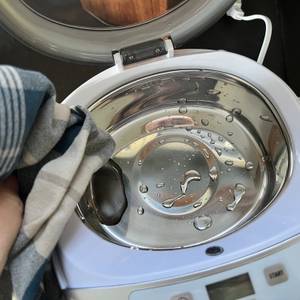 Behälter mit Handtuch abtrocknen