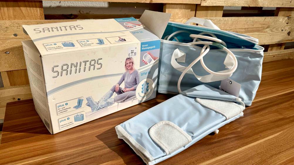 Venen-Massagegerät im Test: Gerät befindet sich neben seiner Verpackung.