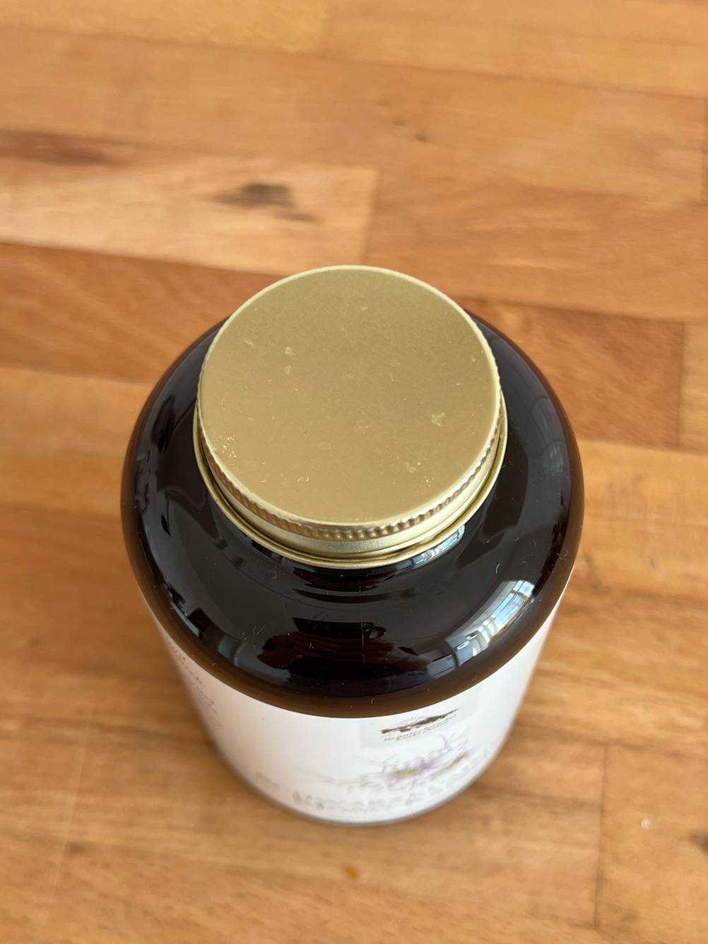 Schwarzkümmelöl-Kapseln getestet: Nahaufnahme des Schraubverschlusses von oben.