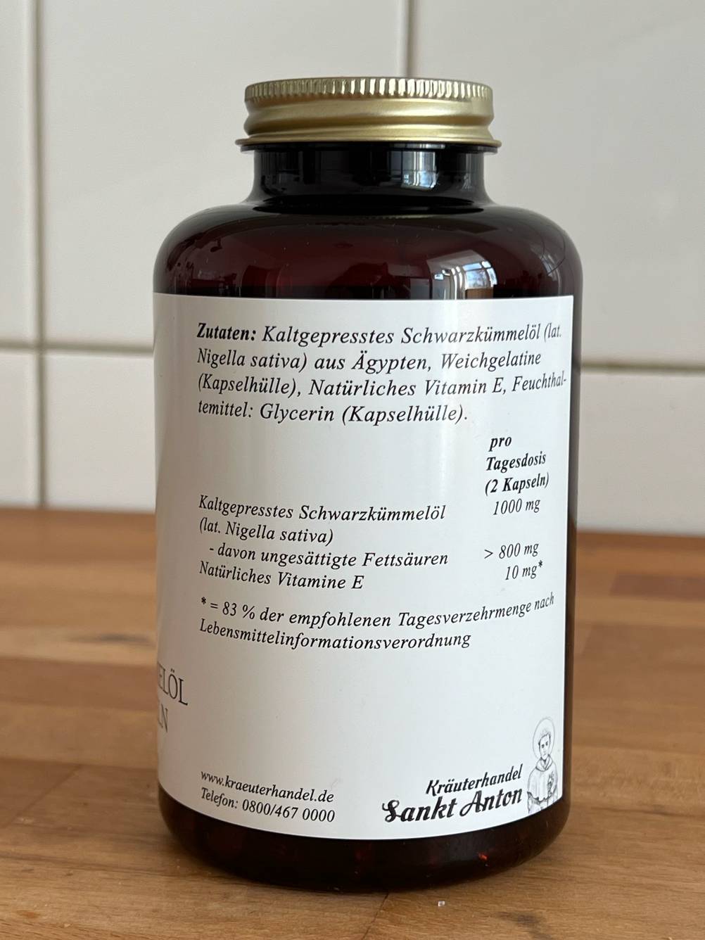 Rückseite einer Dose der getesteten Schwarzkümmelöl-Kapseln in Nahaufnahme der Zutatenliste.