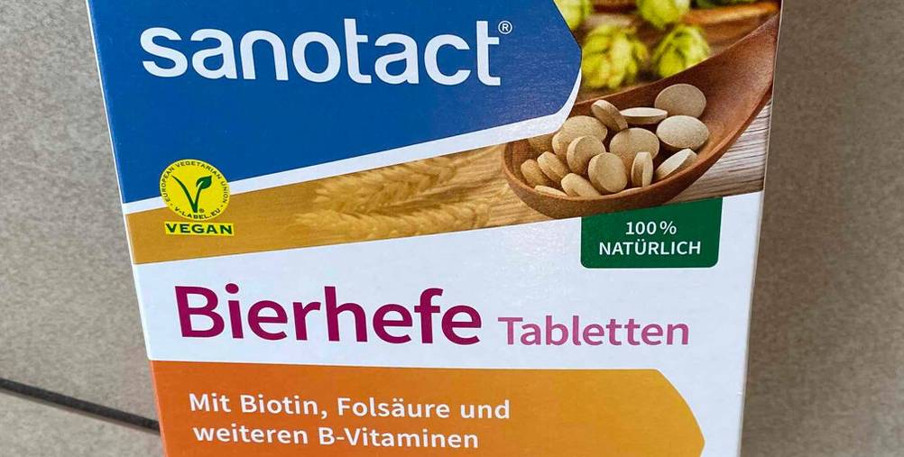 Bierhefe-Tabletten im Test: Nahaufnahme einer Verpackung der Marke Sanotact mit der Aufschrift „100 % natürlich und vegan“.