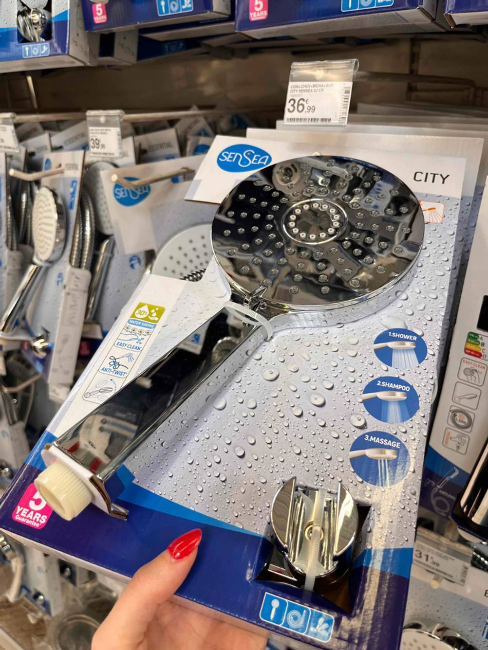 Ansicht des Anschlusses von unten eines original verpackten Regenduschkopfs zum testen.
