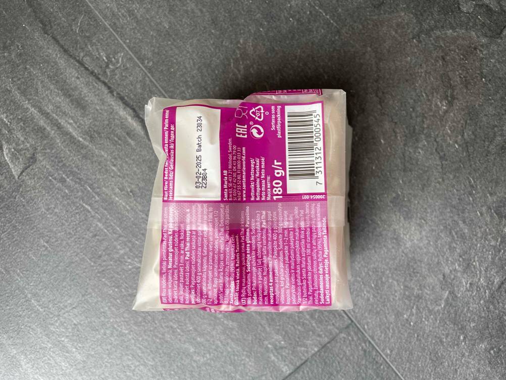 Reisnudeln getestet: Rückseite einer Packung von oben auf einer dunklen Fläche.