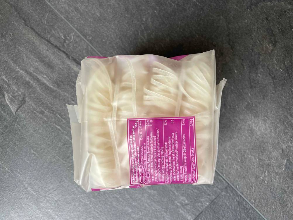 Im Test: Seitenansicht einer Packung Reisnudeln auf einer dunklen Fläche von oben.