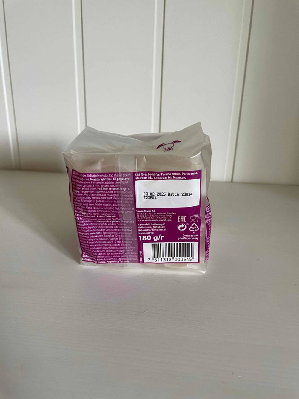 Reisnudeln-Test: Rückseite einer Packung, die auf weißer Fläche steht.