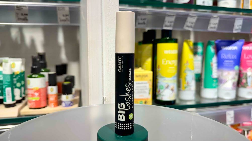 Sante-Mascara im Test: Nahaufnahme der Tube auf einer grünen Fläche.