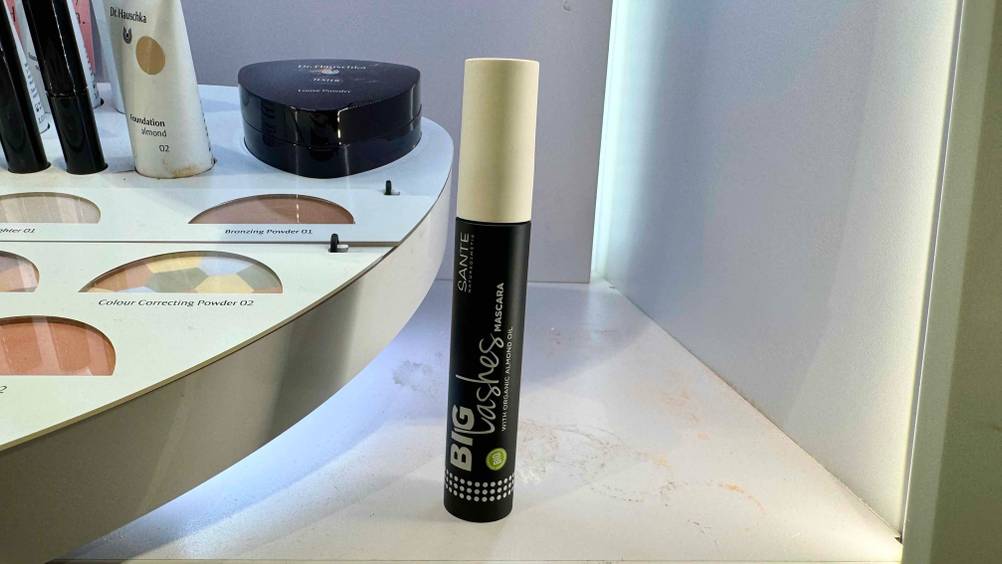 Die Sante-Mascara im Test neben anderen Kosmetika in einem Regal.