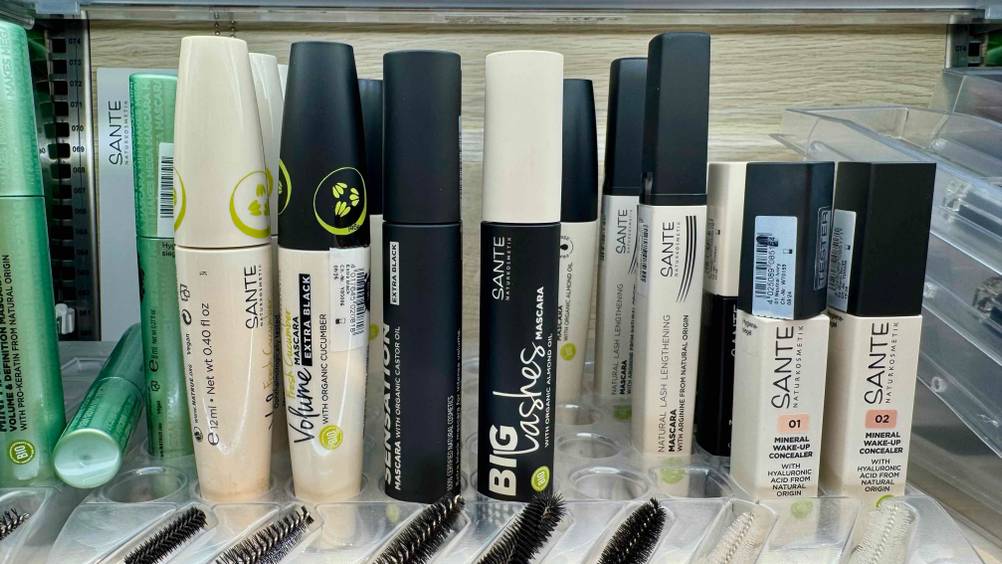 Die getestete Sante-Mascara neben anderen in einem Verkausregal.