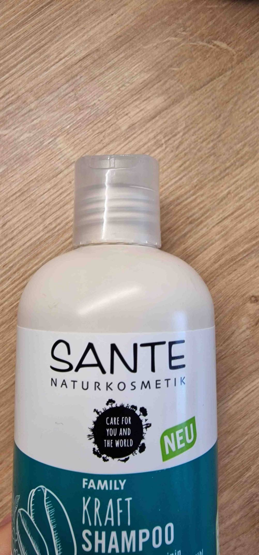 Sante-Shampoo-Test: Nahaufnahme der Verschlusskappe auf einem Holztisch.
