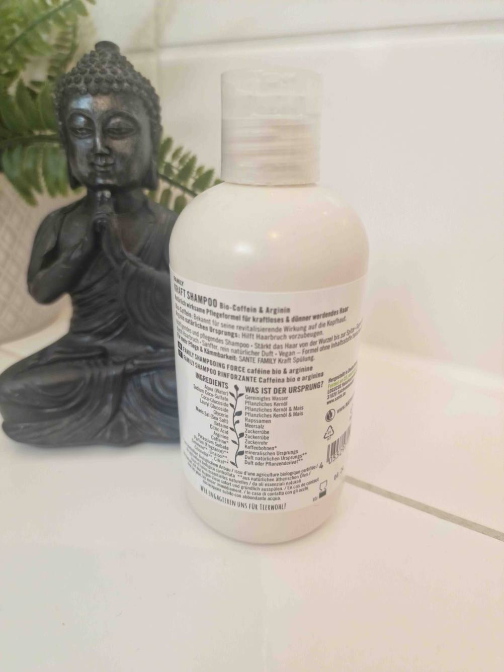 Rückseite von einer getesteten Sante-Shampoo-Verpackung mit Inhaltsstoffangaben. 