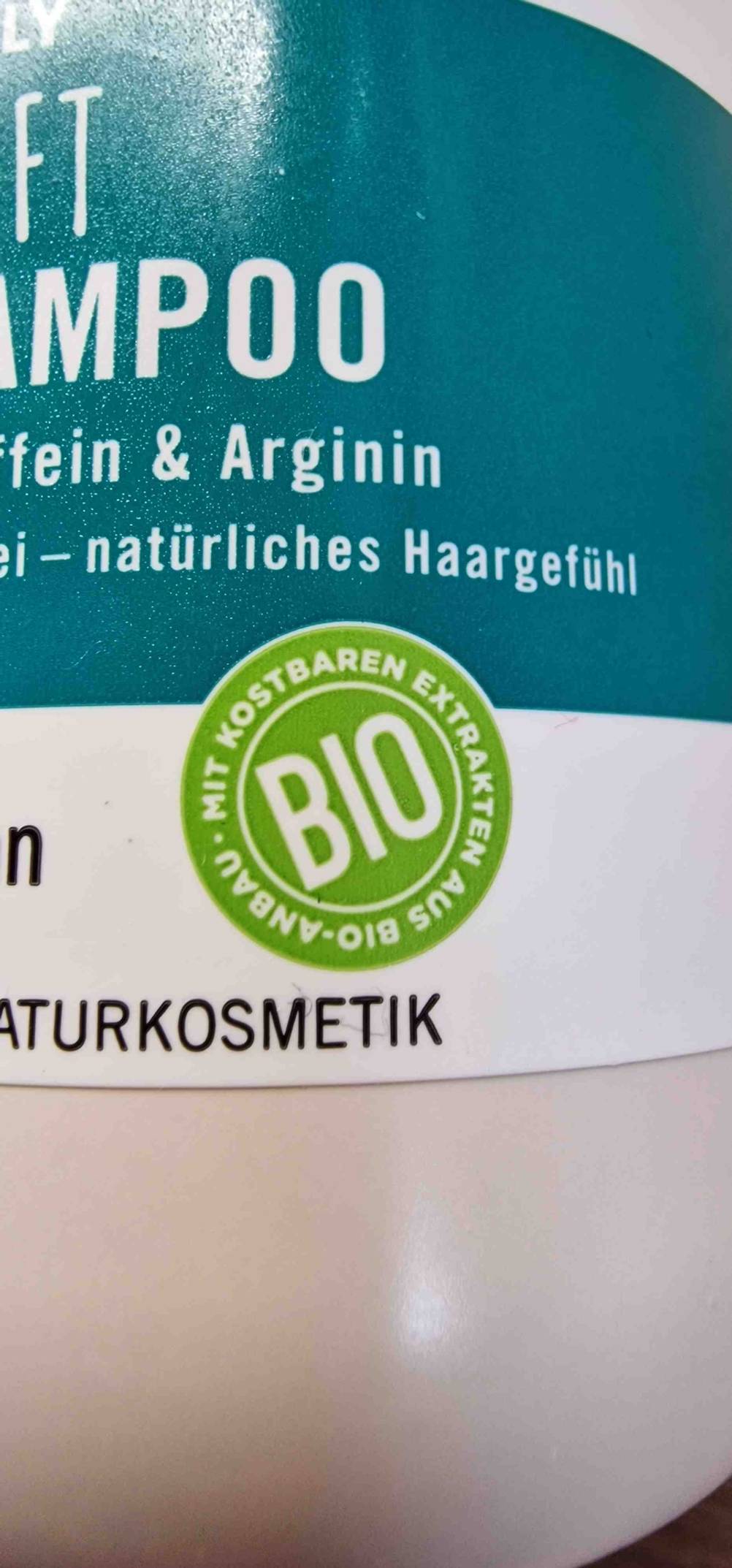 Nahaufnahme des Biosiegels auf einer Flasche des getesteten Sante-Shampoos.
