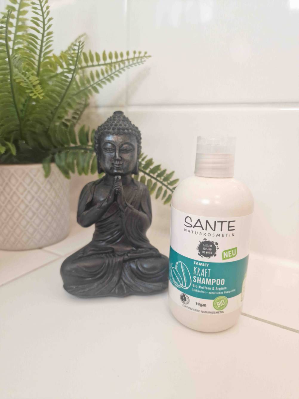 Im Badezimmer befindet sich ein getestetes Sante-Shampoo.