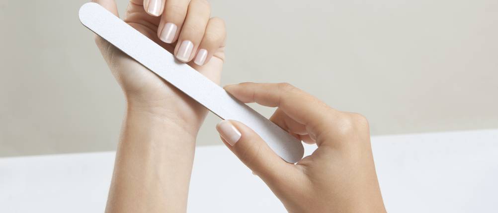 Saphir-Nagelfeile-Test: Eine weiße Feile wird an Naturnägel angewandt.