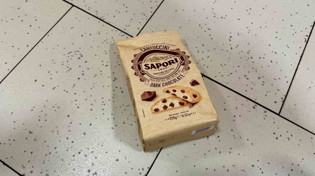 Getestete Kekse: Eine Packung liegt auf einem Fliesenboden.