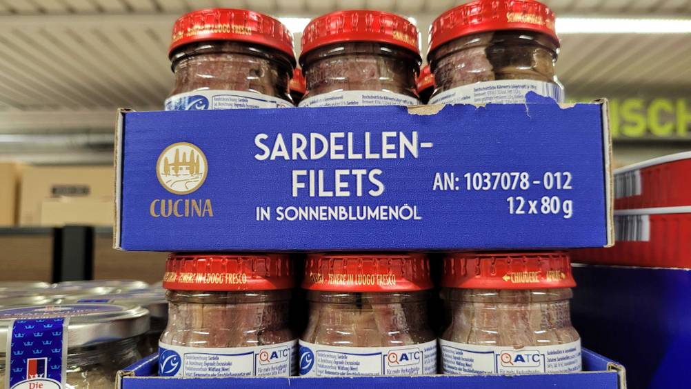 Mehrere Gläser der getesteten Sardellen gestapelt in Kartons.